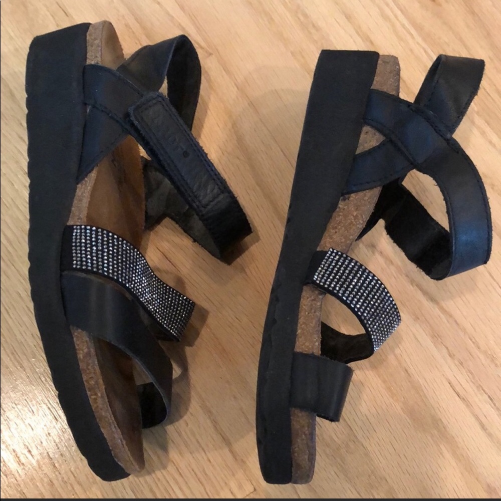 CUTE NWOT Naot Sparkly Studs Velcro sandals, Size 5/5 1/2 36, Comfy!
